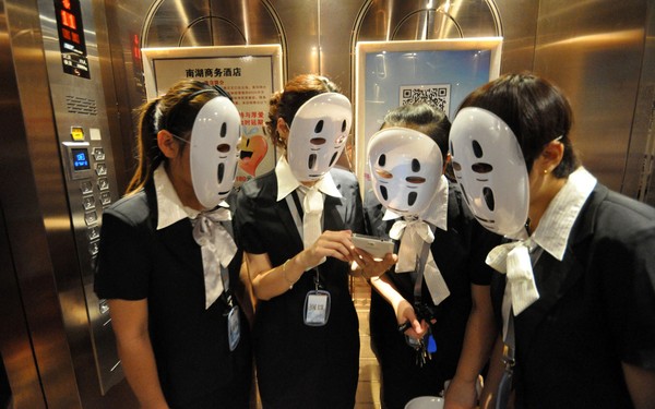 Nhân viên được đeo mặt nạ để không phải cười với đồng nghiệp, khách hàng cả ngày