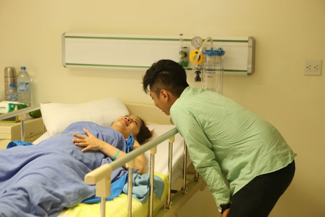 Phan Hiển nắm chặt tay Khánh Thi sau ca phẫu thuật