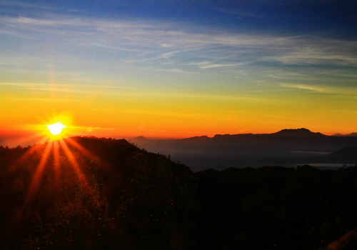 Ngắm mặt trời lên bên miệng núi lửa đẹp nhất Indonesia