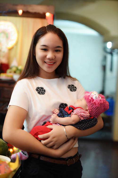 Vợ chồng Trịnh Kim Chi làm đầy tháng con gái