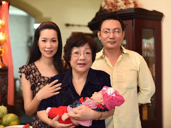 Vợ chồng Trịnh Kim Chi làm đầy tháng con gái