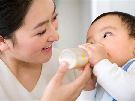 9 sai lầm tai hại của mẹ khi pha sữa công thức cho con