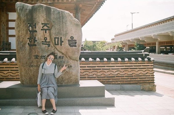 Giới trẻ Hàn đồng loạt lăng xê hanbok cách điệu thành "hot trend"