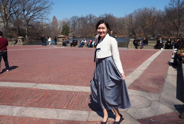 Giới trẻ Hàn đồng loạt lăng xê hanbok cách điệu thành "hot trend"