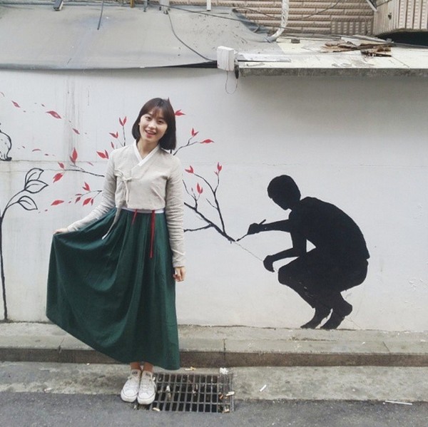Giới trẻ Hàn đồng loạt lăng xê hanbok cách điệu thành "hot trend"