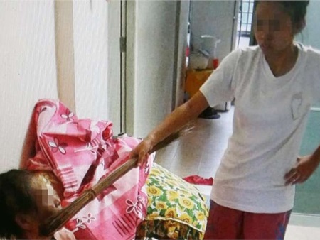 Singapore: Con gái bắt mẹ ăn phân uống nước tiểu gây rúng động dư luận