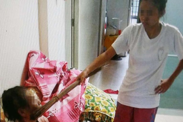Singapore: Con gái bắt mẹ ăn phân uống nước tiểu gây rúng động dư luận