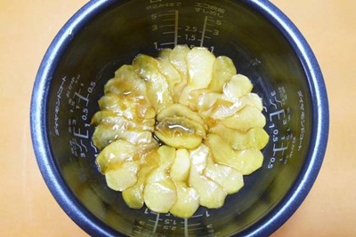 Bánh táo úp ngược làm bằng nồi cơm điện đơn giản nhanh gọn