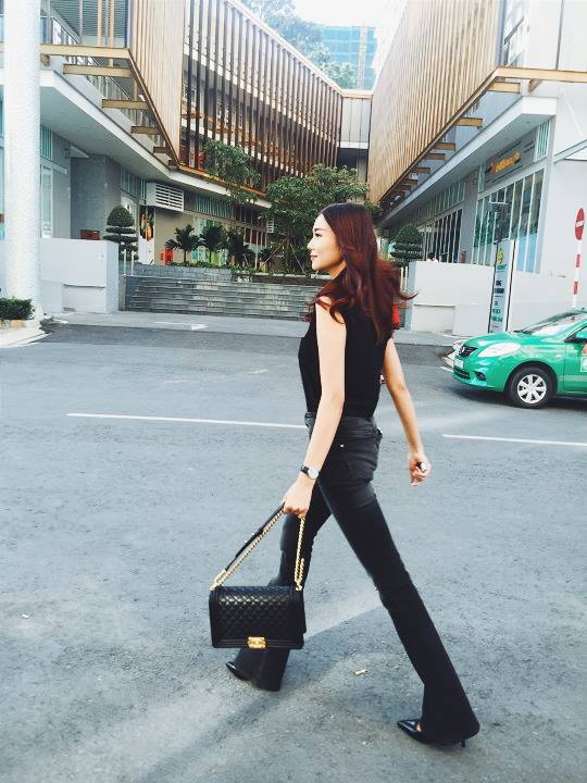 Angela Phương Trinh diện "street style" xẻ tứ tung tới sân bay
