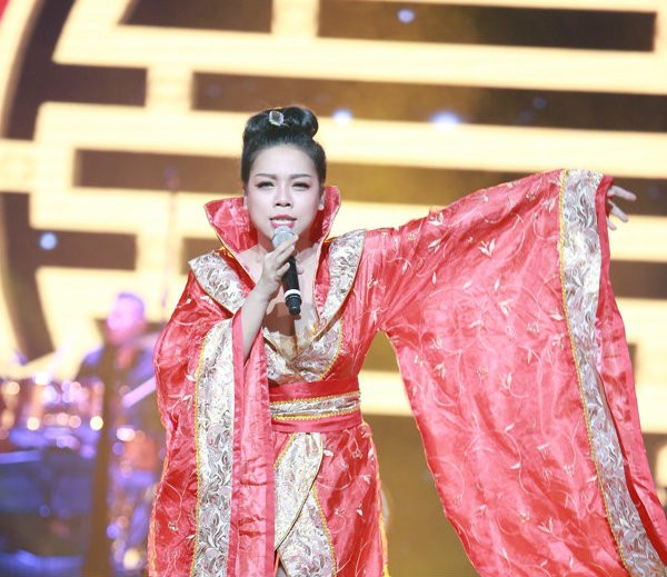 Choáng với áo xuyên thấu lộ trọn vòng 1 của ca sỹ Hà Linh