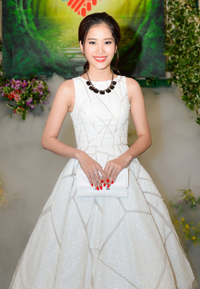 Hoa hậu Diễm Hương mặc váy khoét sâu, xẻ cao đi tiệc