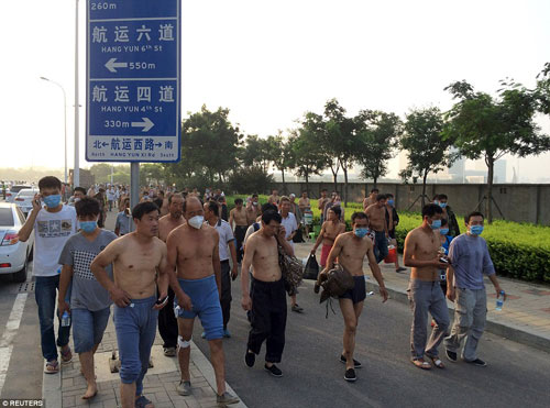 Người dân Thiên Tân rời bỏ nhà cửa vì sợ khí độc sau vụ nổ