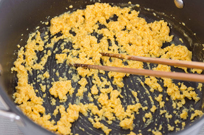 Cơm trứng thịt băm kiểu Nhật dễ nhất quả đất