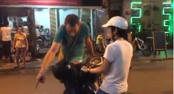 Chạy xe máy vào phố đi bộ, cô gái trẻ bị chàng Tây chặn xe, yêu cầu tắt máy dắt bộ