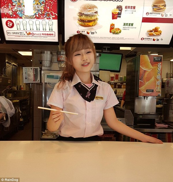 Nữ nhân viên của McDonald gây "bão" mạng xã hội vì xinh như búp bê