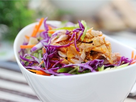 Trộn nhanh salad cá ngừ cho bữa trưa đủ chất