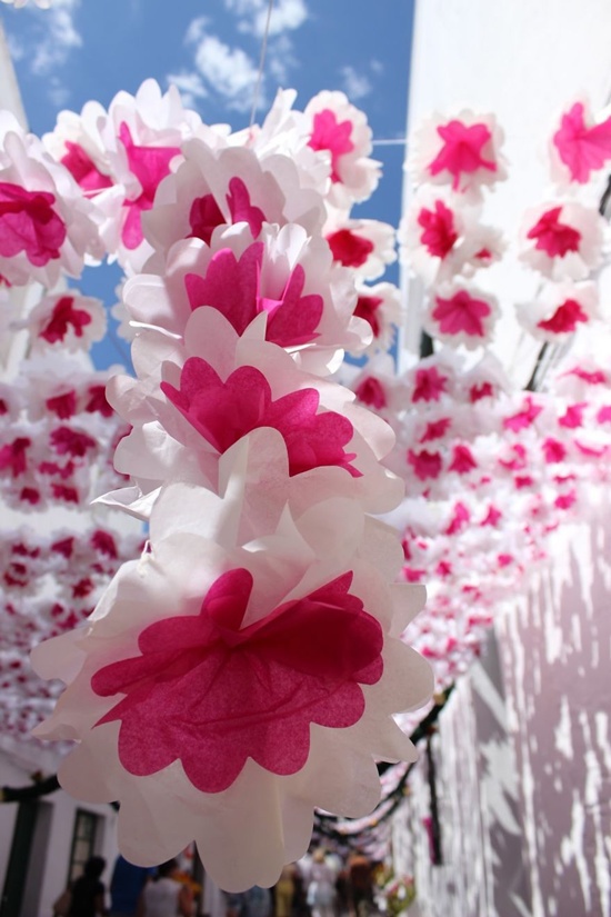 Hàng vạn bông hoa bằng giấy đẹp lung linh trên đường phố