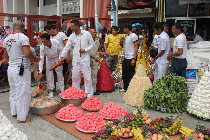 Người châu Á thắp hương, đốt vàng mã đón Vu Lan