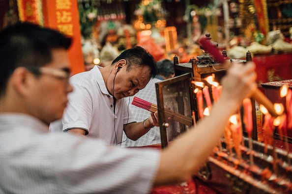 Người châu Á thắp hương, đốt vàng mã đón Vu Lan