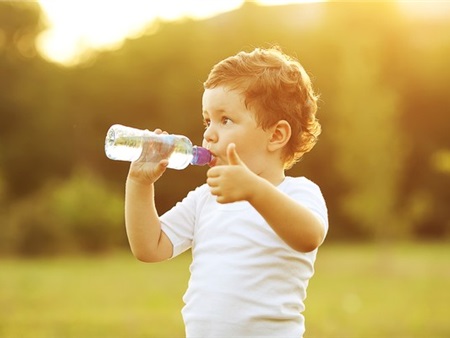 4 kỹ năng sinh tồn bố mẹ phải dạy con về nước uống hàng ngày