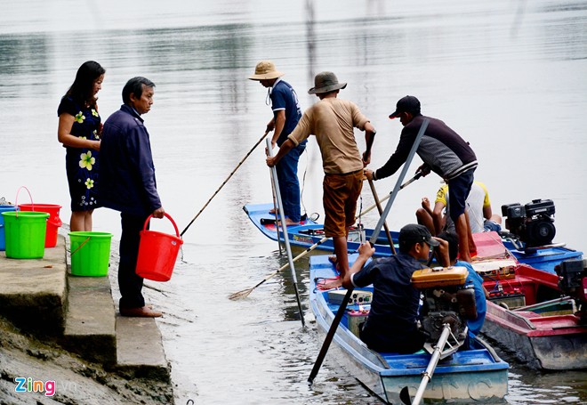 Cá thả phóng sinh bị vợt ngay trước mặt trên sông Sài Gòn