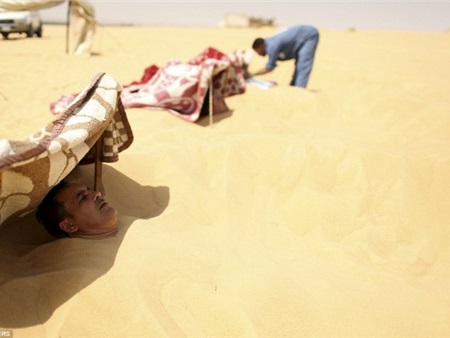 Kỳ lạ: 'Đua nhau' chôn mình dưới cát để chữa bệnh 'bất lực'