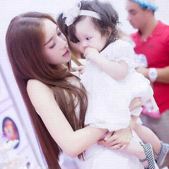 Elly Trần và con gái Cadie đáng yêu khiến fans Thái mê mẩn
