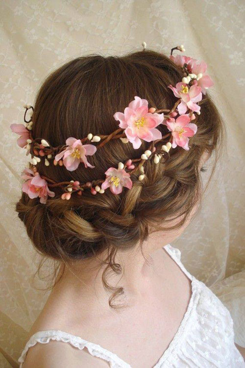 Muôn kiểu tóc cô dâu cài hoa trong mùa cưới lãng mạn