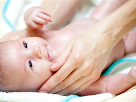 6 lợi ích không ngờ khi mát-xa cho trẻ sơ sinh