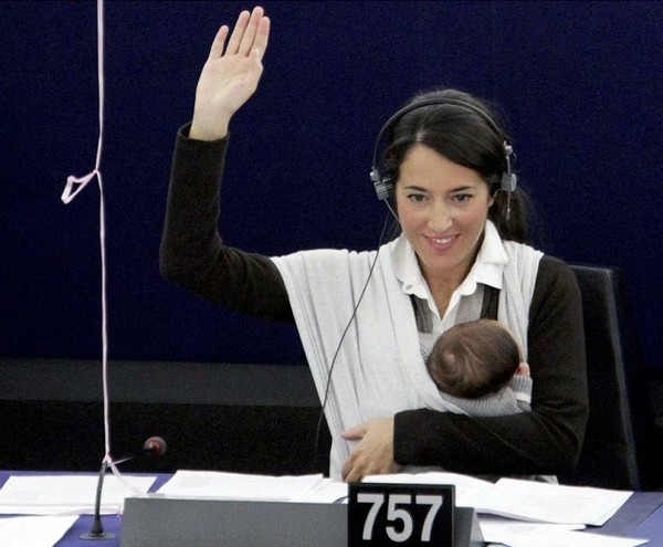 Cô bé đáng yêu lớn lên ở Nghị viện Châu Âu nổi tiếng khắp các mạng xã hội
