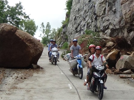 Đóng đường lên Núi Cấm vì lở đá