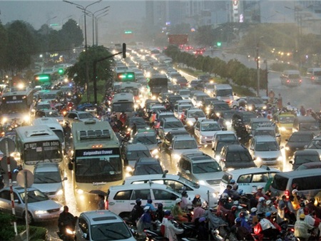 Hàng triệu xe chôn chân dưới mưa ở trung tâm Sài Gòn
