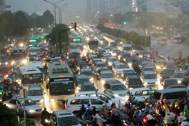 Hàng triệu xe chôn chân dưới mưa ở trung tâm Sài Gòn