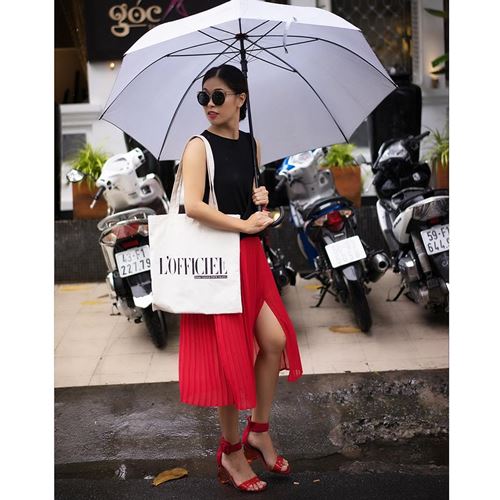 Phụ nữ Sài Gòn mặc gì để xinh đẹp trong ngày mưa