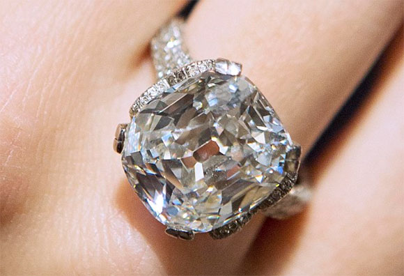 Người phụ nữ ăn trộm nuốt viên kim cương hơn 6 tỷ đồng vào bụng