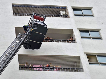 Xe thang giải cứu người kẹt ở đám cháy chung cư 35 tầng