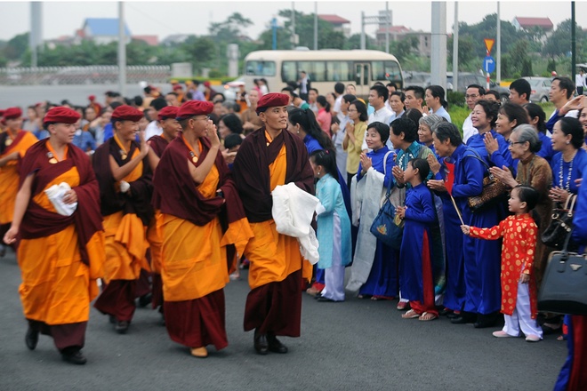 Hàng trăm Phật tử đón Pháp Vương Drukpa trở lại Việt Nam