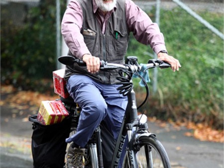 Cụ ông 70 tuổi đạp xe từ Anh sang Pháp để mua cafe cho vợ