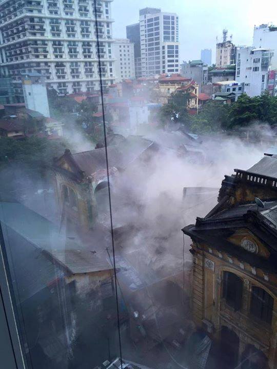 Hà Nội: Tòa nhà cổ số 109 Trần Hưng Đạo bất ngờ đổ sập, hàng trăm người hoảng loạn
