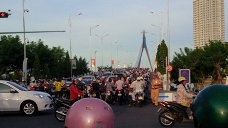 Đà Nẵng cấm ô tô qua cầu sông Hàn giờ cao điểm