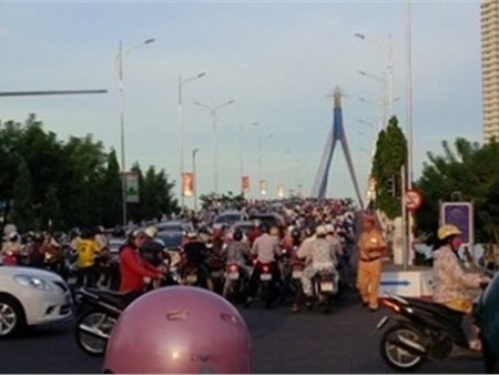Đà Nẵng cấm ô tô qua cầu sông Hàn giờ cao điểm