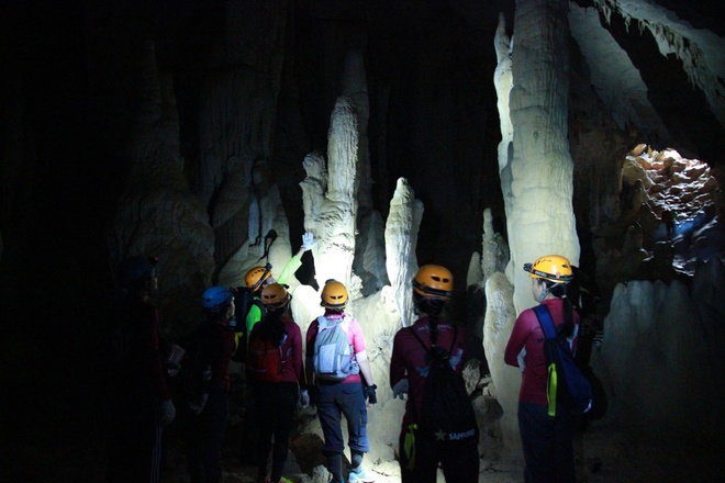 Chuyến khám phá hệ thống hang Tú Làn