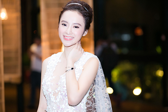 Angela Phương Trinh gợi cảm với váy xuyên thấu đi xem thời trang