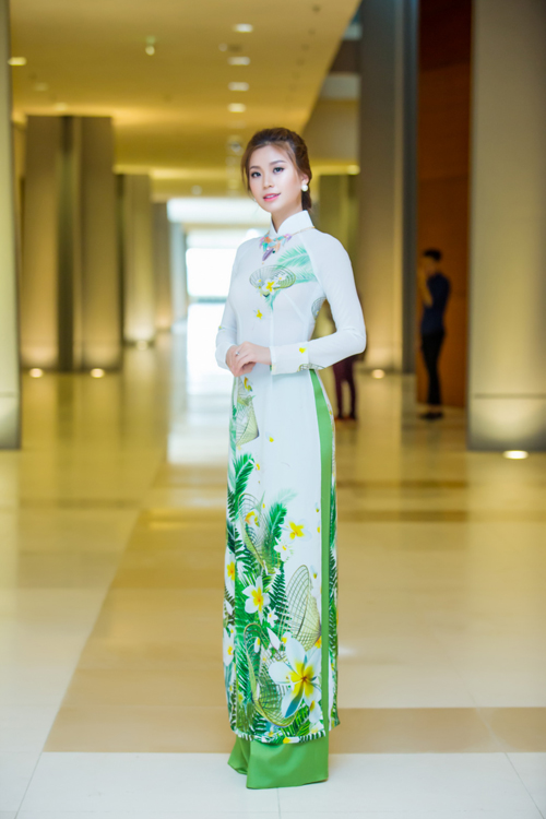 Á hậu Hoàng Anh, Diễm Trang rạng rỡ với áo dài   