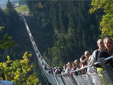 Cầu treo dài nhất nước Đức hút du khách bạo gan