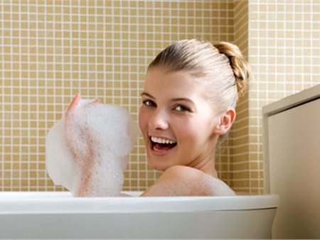 Sai lầm nghiêm trọng trong khi tắm gây hỏng tóc