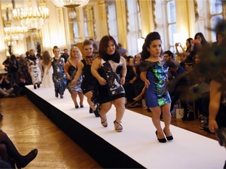 Show thời trang toàn người mẫu lùn ở Paris