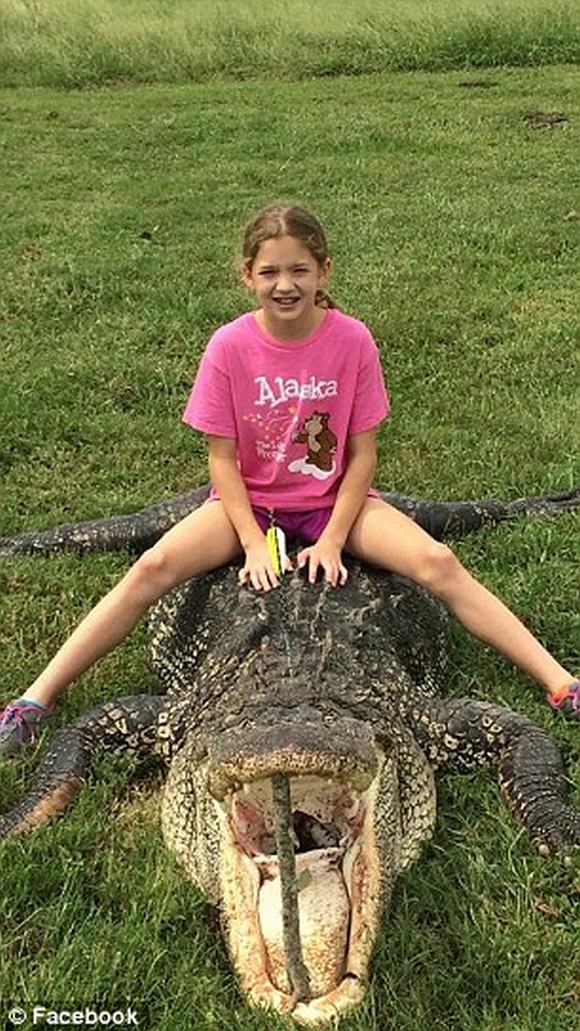 Bé gái 10 tuổi giết chết con cá sấu dài gần 4 mét