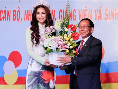 Hoa hậu Phạm Hương rạng rỡ về thăm trường