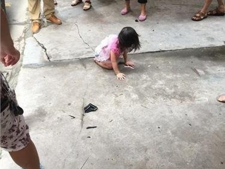 Bé gái 2 tuổi thoát chết sau khi rơi từ tầng 5